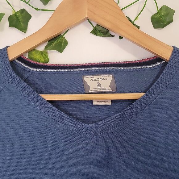Volcom. Blue V-Neck Sweater. Size Large. NWT - Picture 2 of 9